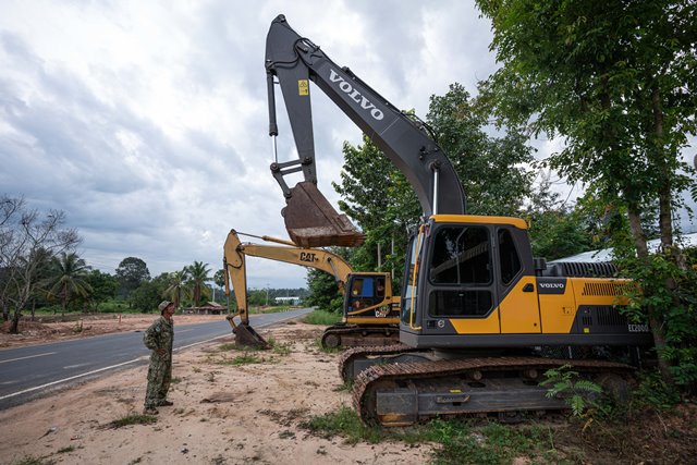 Excavators seized by park rangers in Asia